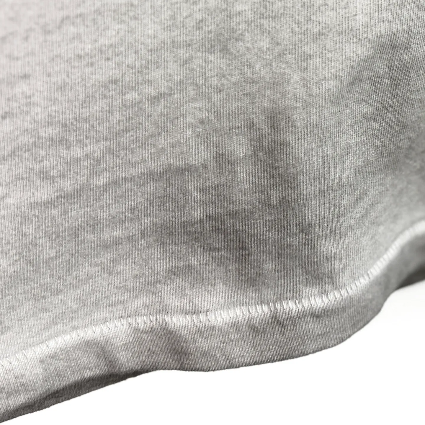 P118 # CVT-14 Saint Reversed neckline + shoulder stitching + single stitching on the hem + special frying technology for ready-made garments + multi-position knife cutting + heavy Assute fermentation mill wash. Special stitching is used on the shoulders. This is a common craft on vintage waistcoats in the 1990s. It can enhance the structural sense of the tailoring of the entire garment. The upper body is also more three-dimensional and fit-fitting.